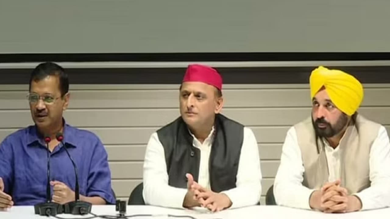 मोदी सरकार के अध्यादेश के खिलाफ केजरीवाल को मिला अखिलेश यादव का समर्थन, राज्यसभा में सपा के सदस्य करेंगे वोट