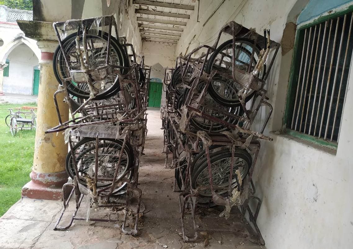 दिव्यांग झेल रहे परेशानी, ट्राइसाइकिलें खा रहीं जंग