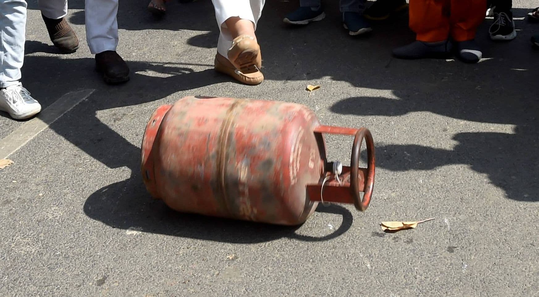 LPG Booking Updates : ऐसे आपको भी सस्ता मिल सकता है रसोई गैस सिलेंडर, करना होगा बस यह आसान काम