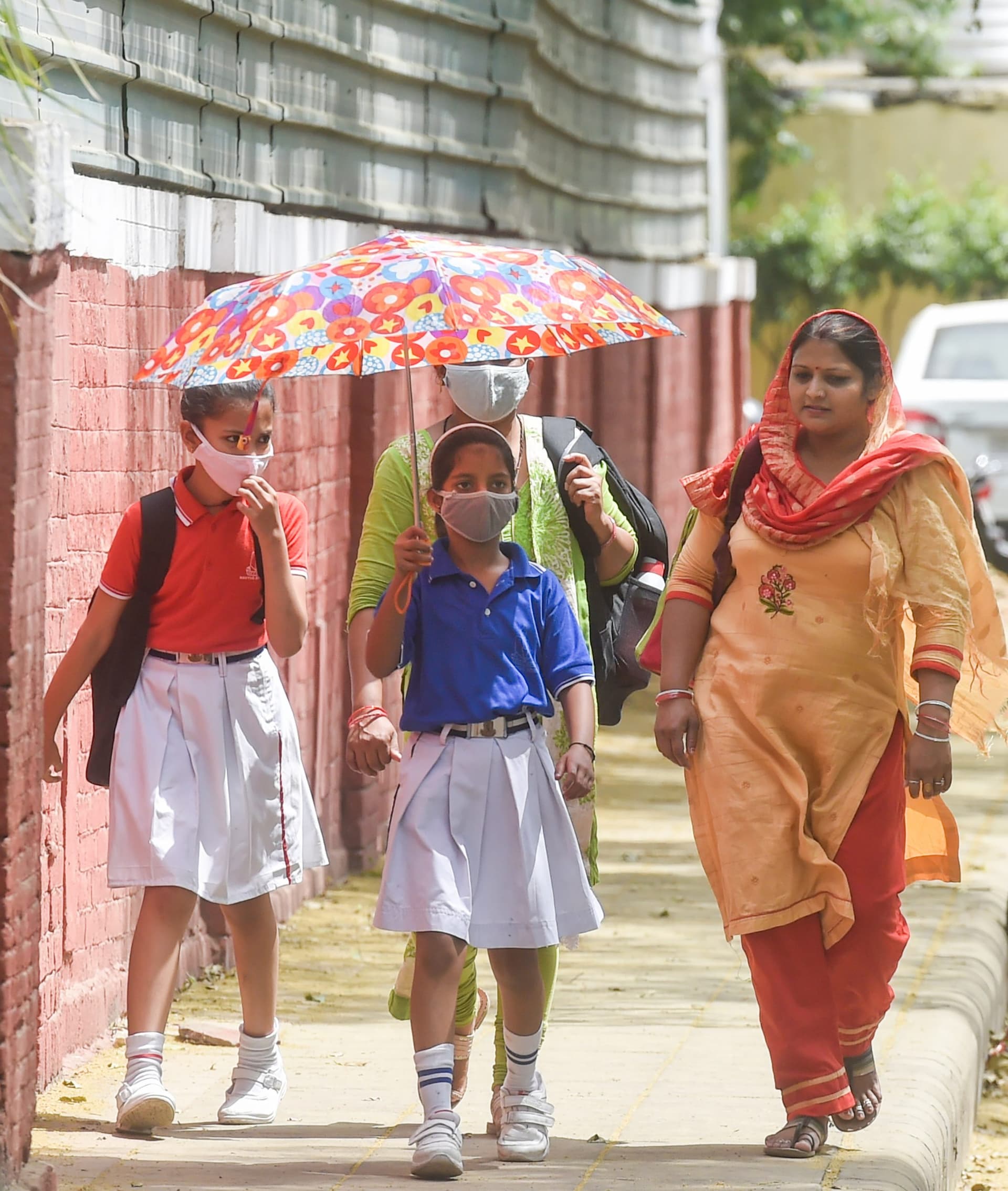 School Closed News: बंद होंगे स्‍कूल ? दिल्ली में कोरोना ने बढ़ा दी टेंशन, 1 हजार से ज्‍यादा नये केस आये