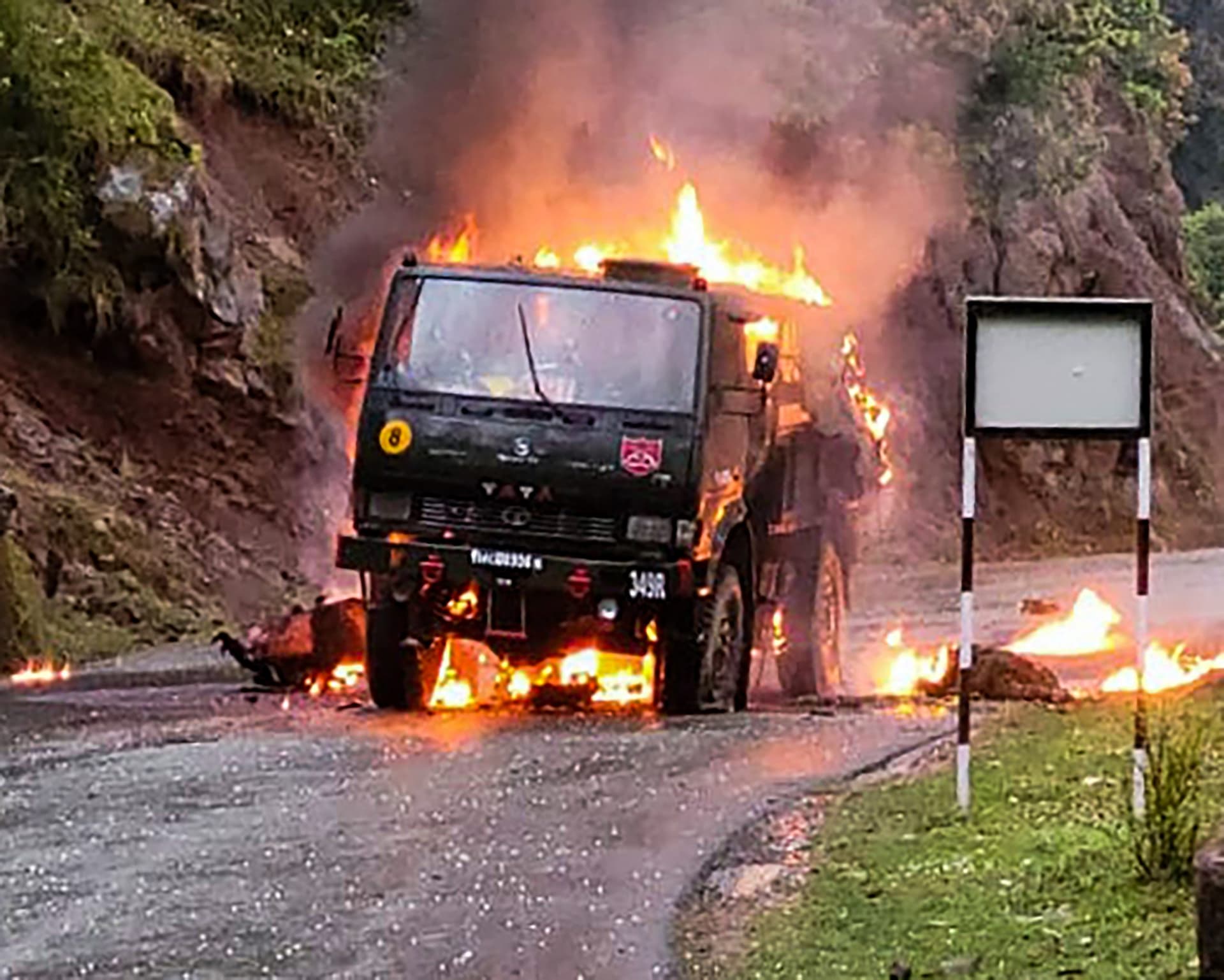 पुंछ हमला: कायर आतंकियों को ढूंढ़ रहे हैं खोजी कुत्ते, आकाश में उड़ रहे हैं ड्रोन