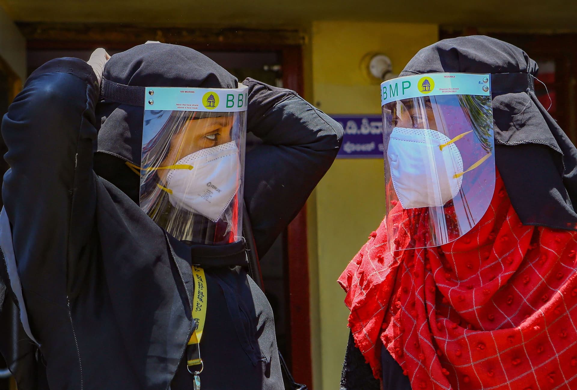Coronavirus News Update : दिल्ली में बढ़ रहा कोरोना का संकट, 5 और कंटेनमेंट जोन घोषित, कुल 84