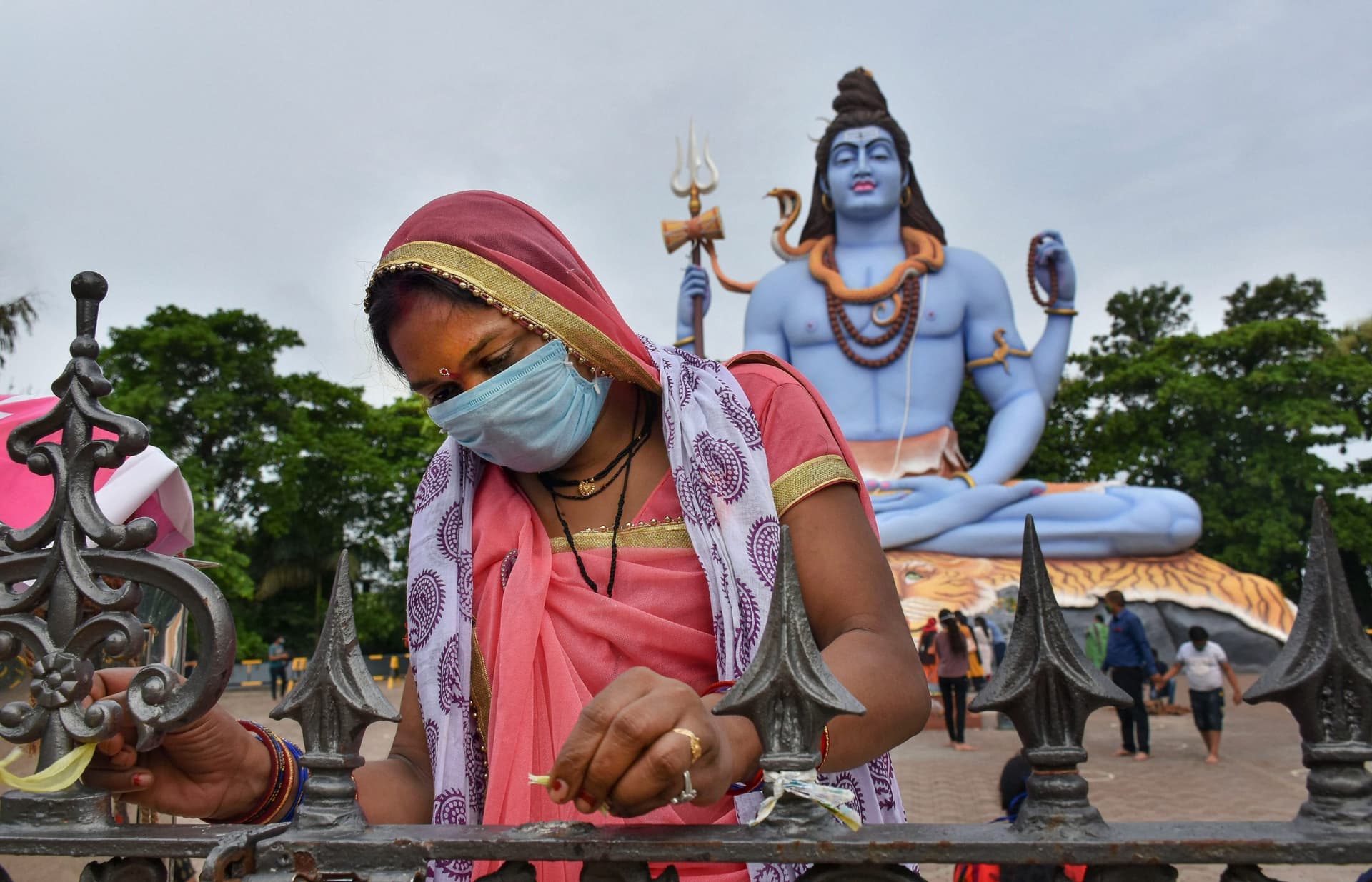 नए साल पर गंगा आरती से लेकर गणपति दर्शन, स्वर्ण मंदिर में अरदास, पुरी में सूर्यदेव का स्वागत, देखिए VIDEO