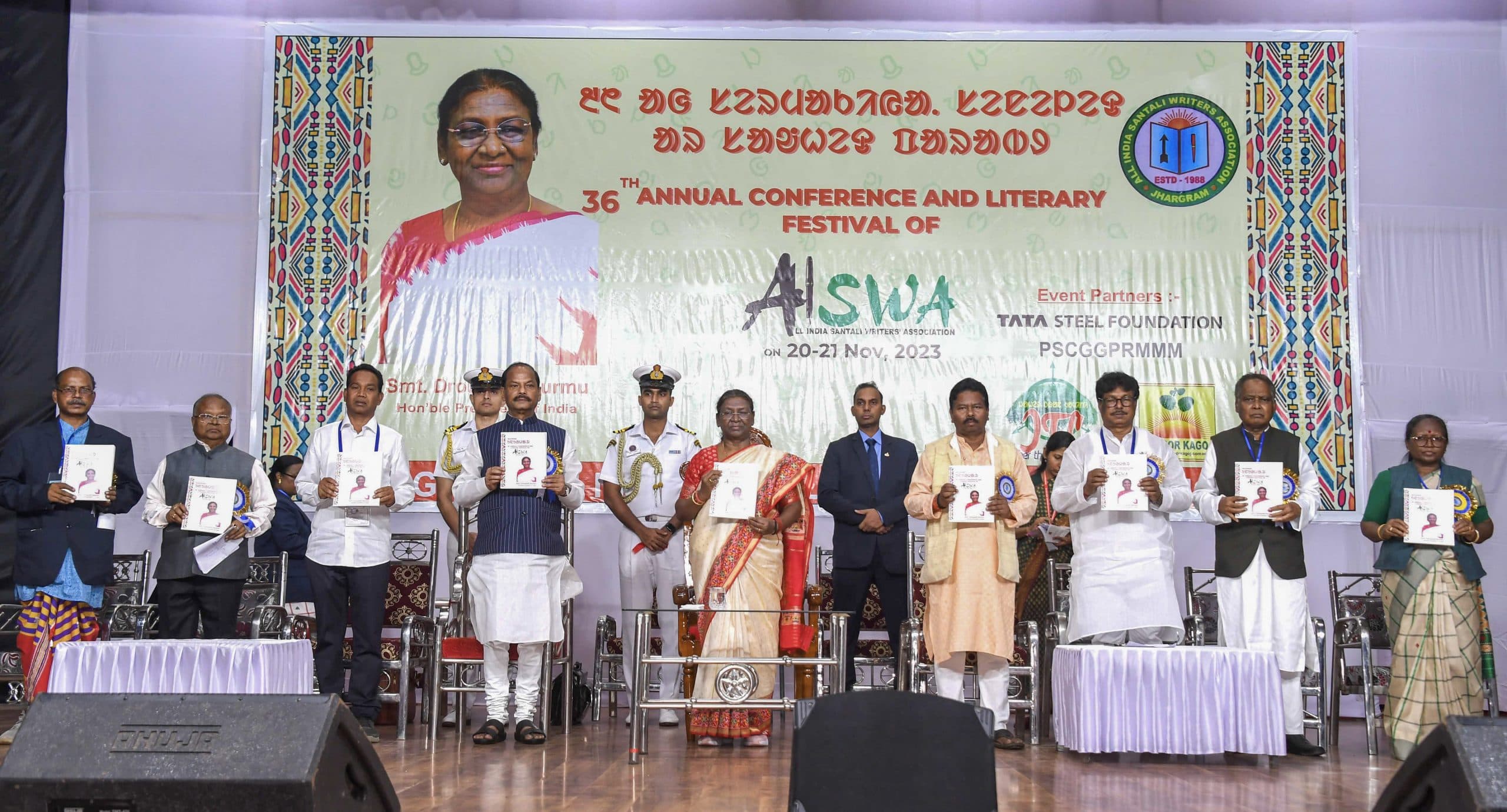 ओल चिकी भाषा के प्रसार के लिए बच्चों पर ध्यान केंद्रित करें संताली लेखक, ओडिशा में बोलीं राष्ट्रपति