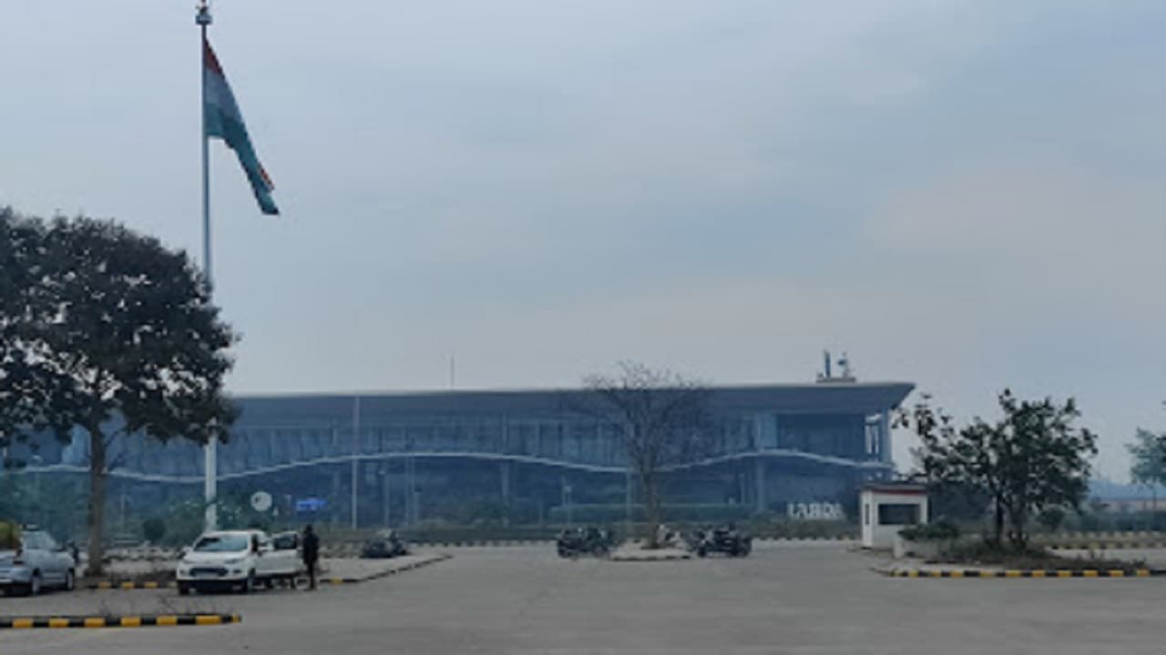 महाकुंभ से पहले प्रयागराज एयरपोर्ट का कायाकल्प करेगी योगी सरकार, 175 करोड़ से एयरपोर्ट का होगा पुनर्विकास