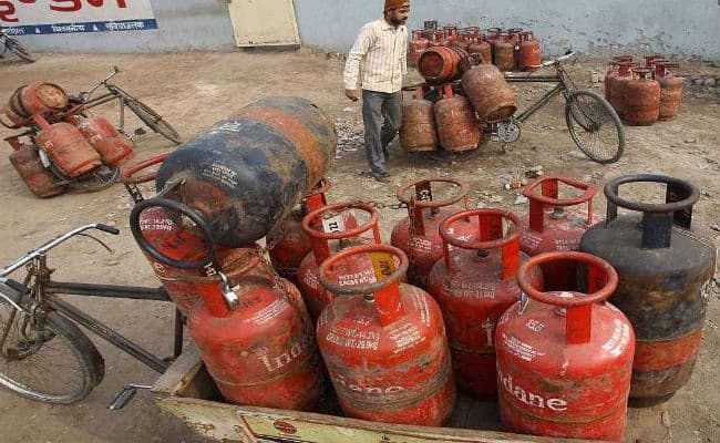 रसोई गैस के लिए हुई मारामारी : कंपनी ने कहा - परेशान न हों, गैस मिलती रहेगी