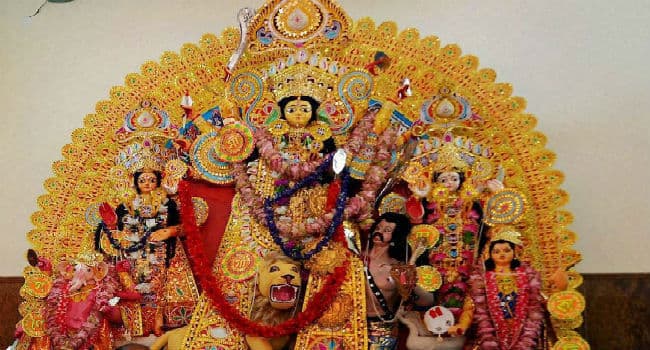 कोलकाता: वृद्धाश्रम के बुजुर्गों को दिखाए गए दुर्गा पूजा के पंडाल