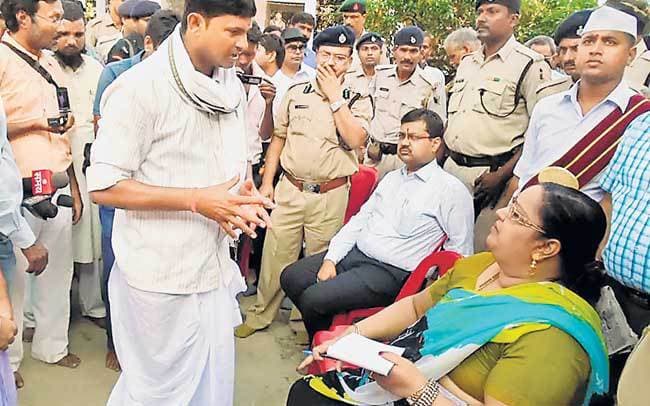 आयुक्त व आइजी ने की जांच, पुजारी से पूछताछ