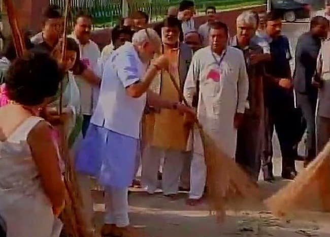 प्रधानमंत्री ने दिलायी स्वच्छता की शपथ कहा, कार्यक्रम राष्टभक्ति से प्रेरित राजनीति से नहीं