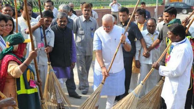 स्वच्छ भारत अभियान शुरू होते ही सोशल मीडिया पर उड़ी खिल्ली