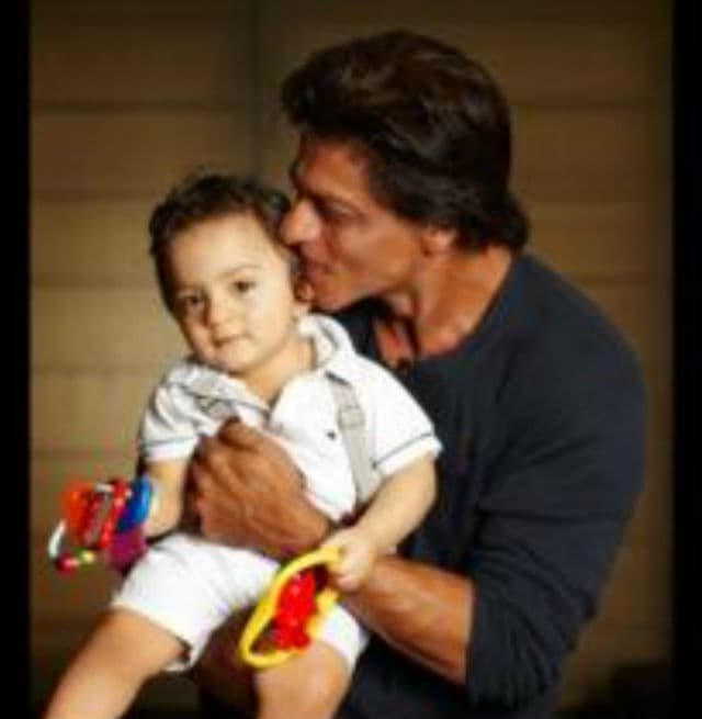 पिता शाहरुख ने बेटे अबराम के साथ दी ईद की बधाई