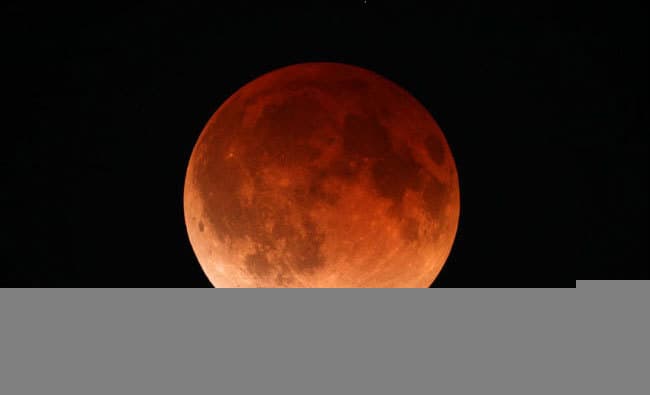 आज सूरज की तरह लाल दिखेगा चंद्रमा