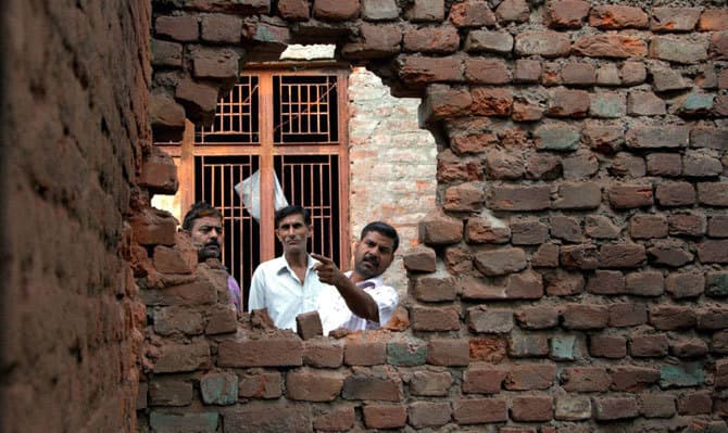 पूरी रात पाक की ओर से हुई फायरिंग,एक की मौत,19 घायल