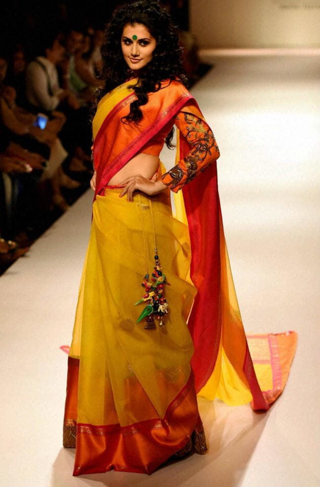 ग्‍लैमरस दि‍खें इस करवा चौथ