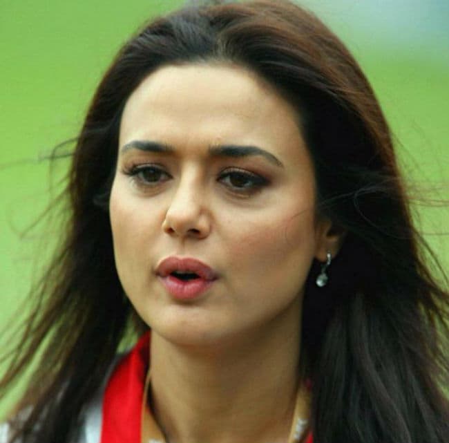 राष्ट्रगान के लिए खडे न होने पर प्रीति ने निकाला युवक को थियेटर से बाहर