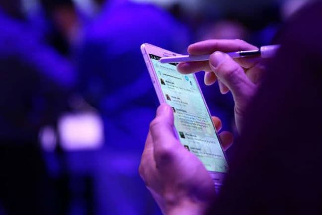 महाराष्ट्र चुनाव: सोशल मीडिया से लुभा रहे हैं युवा मतदाताओं को नेता