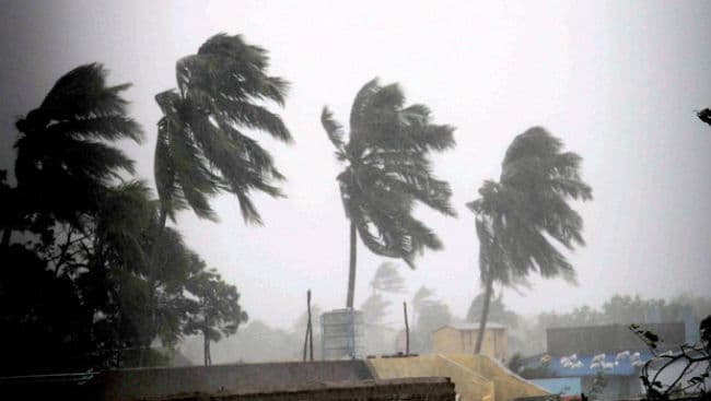 ‘हुडहुड’ चक्रवात का बढता खतरा, शनिवार को तेज बारिश की आशंका