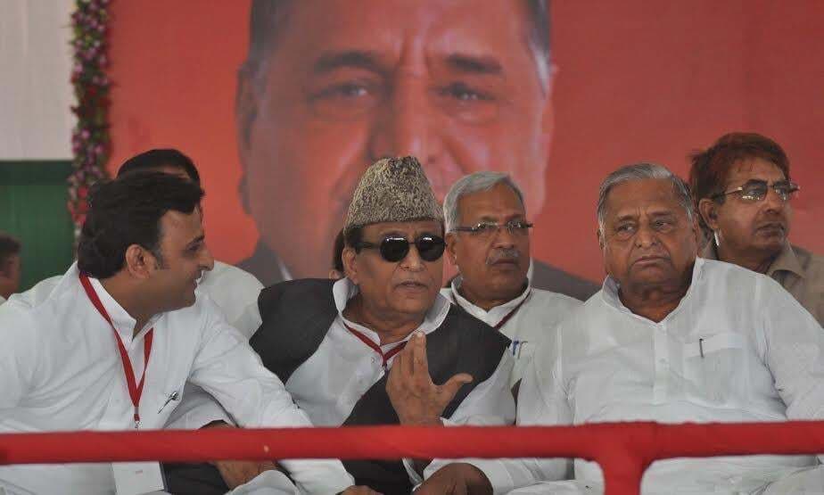 मुलायम और अखिलेश के निशाने पर मोदी सरकार