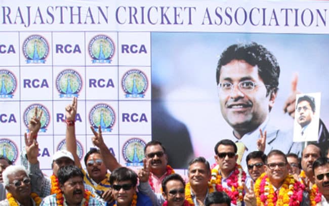 खतरे में मोदी की कुर्सी, बर्खास्तगी की खबरें गलत