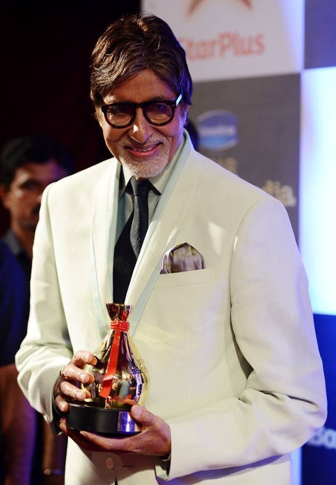 जूनियर बच्‍चन ने ट्वीटर पर की सेल्‍फी पोस्‍ट, कहा ''हैप्‍पी बर्थडे पापा...''