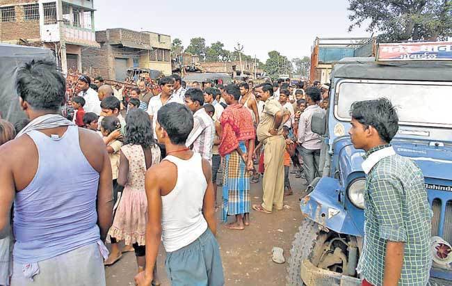 बच्चों के सामने बदमाशों ने महिला से दुष्कर्म कर सड़क पर फेंका