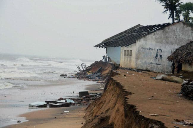 हुदहुद के कारण जनजीवन प्रभावित,10 लीटर पानी @2500