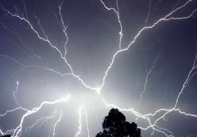 नागपुर के सावनेर क्षेत्र के मतदान केंद्र में बिजली गिरी, आठ घायल