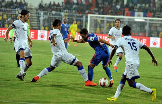 ISL : धौनी की टीम ने कोहली की टीम गोवा एफसी को 2-1 से हराया