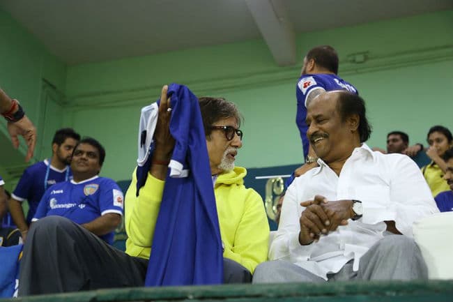 इंडियन सुपर लीग का मैच देखने पहुंचे, बिग बी और रजनीकांत