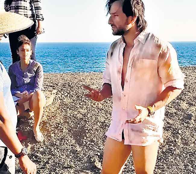 .... जब सैफ ने सबके सामने उतारी अपनी पैंट