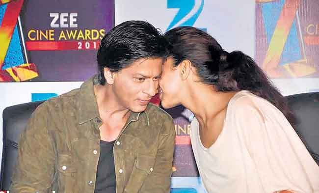 जब दीपिका ने सरेआम किंग खान को किया किस