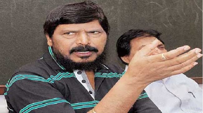 उद्धव से मिलने के बाद अठावले ने कहा, भाजपा के साथ सरकार बनाने को लेकर उत्सुक है शिवसेना