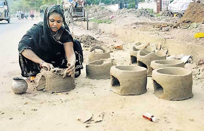 छठ के लिए चूल्हे बना रहीं रेहाना व आसमां