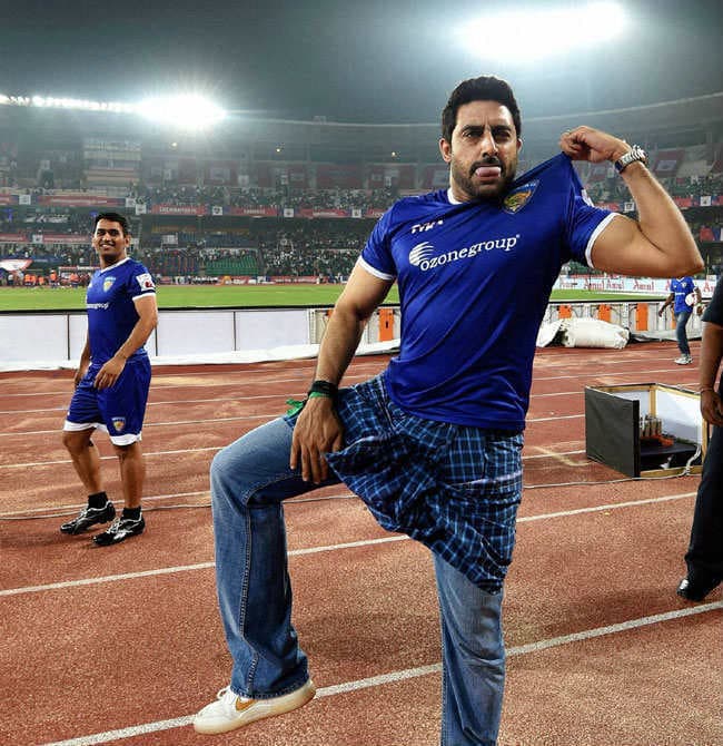 ISL : धौनी और अभिषेक ने फुटबॉल मैच के दौरान किया ''लुंगी डांस''