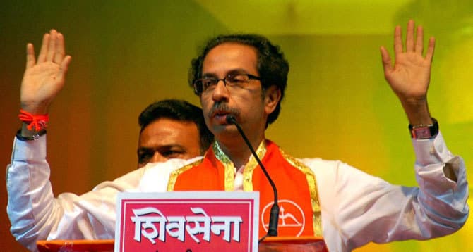 शिवसेना ने माना फडणवीस ही प्रदेश में ला सकते हैं अच्छे दिन,शपथ ग्रहण में होंगे शामिल
