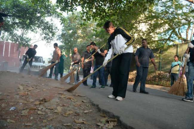 स्वच्छ भारत अभियान से जुड़े महानायक अमिताभ बच्चन, मुंबई की सड़कों पर लगाया झाड़ू