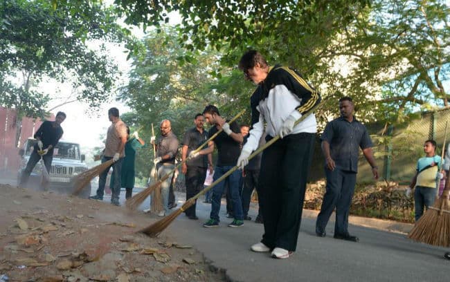 ''स्‍वच्‍छ भारत अभियान'' से जुडे अमिताभ, सडकों पर लगाया झाडू