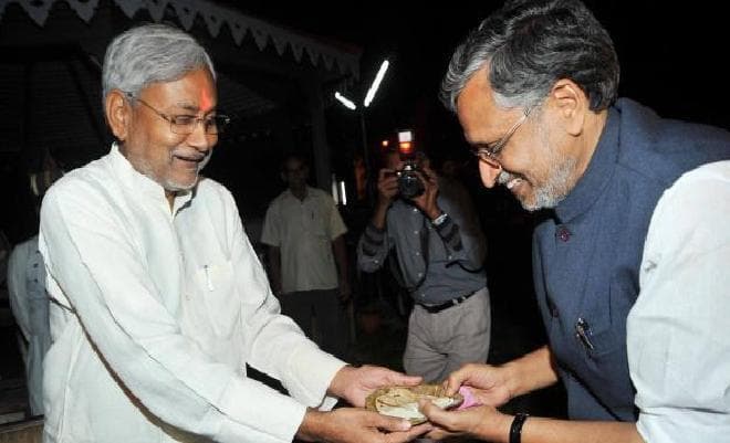 बिहार में राजनेताओं ने पार्टी भेद भुलाकर साथ छठ मनाया