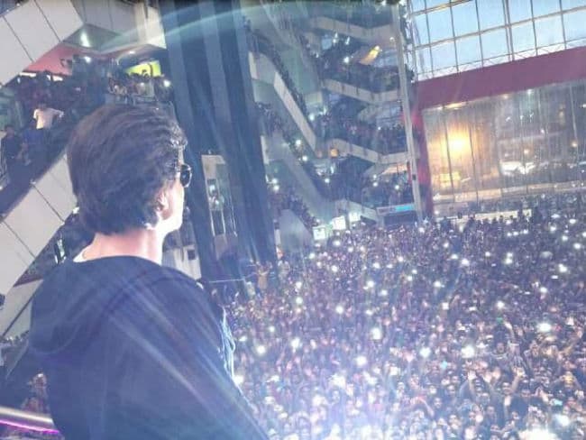 शाहरुख के कार्यक्रम में प्रशंसकों का जमकर हंगामा