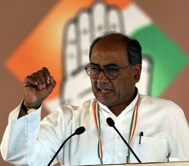 कांग्रेस पार्टी का नेतृत्व राहुल को सौंप देना चाहिए : दिग्विजय