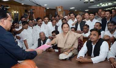 अखिलेश अड़े, तो आजम झुके, पत्नी तंजीम ने किया राज्यसभा के लिए नामांकन