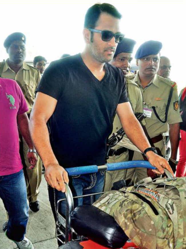 धौनी दिल्ली गये, एयरपोर्ट पर प्रशंसक उमड़े