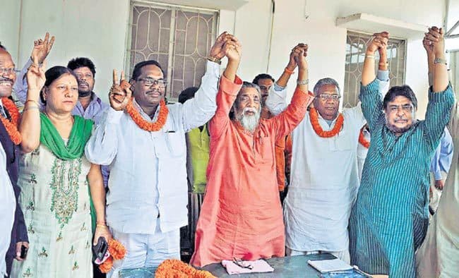 जिन्हें नहीं मिला टिकट, वे तलाश रहे ठिकाना