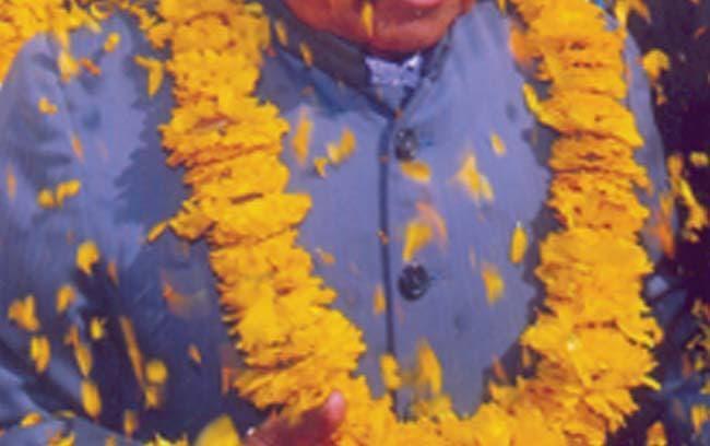 आधी रात को फ्रिज में रखी माला पहना कराया पार्टी ज्वाइन