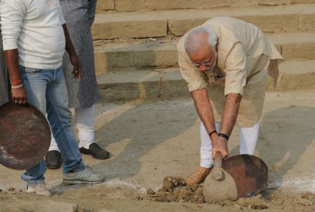 अस्‍सी घाट पर सफाई के बाद मोदी ने CM अखिलेश को सौंपा सफाई का जिम्‍मा, देखें वीडियो