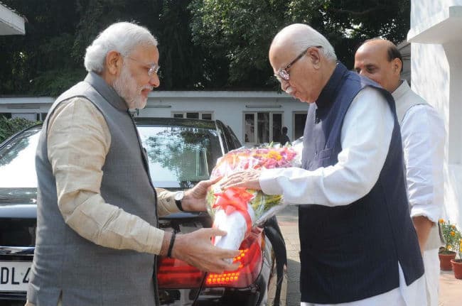 आडवाणी के घर पहुंचकर नरेंद्र मोदी ने दी जन्मदिन की बधाई