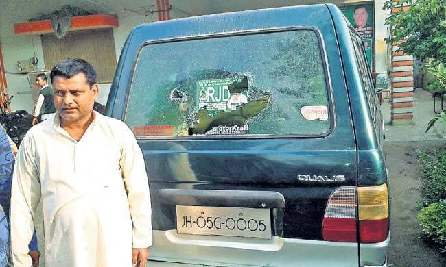 राजद प्रत्याशी गिरिनाथ की गाड़ी में तोड़फोड़