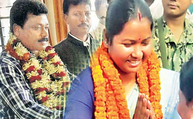 हजारीबाग से मनीष कोलेबिरा से मनोज, एनोस एक्का और गीता कोड़ा ने किया नामांकन