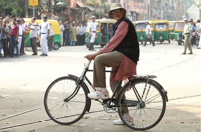 अमिताभ बच्चन कोलकाता में ले रहें है स्ट्रीट फूड का आनंद