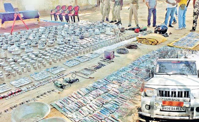 विस्फोटक लदी गाड़ी पर जिला मंत्री का बोर्ड, 1745 डेटोनेटर, 154 कुकर, 123 टिफिन जब्त